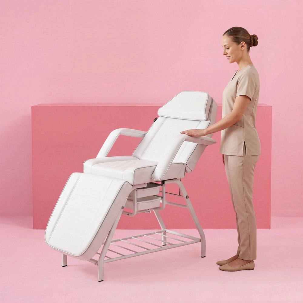 Poltrona estetica, rivestita in PVC colore bianco.